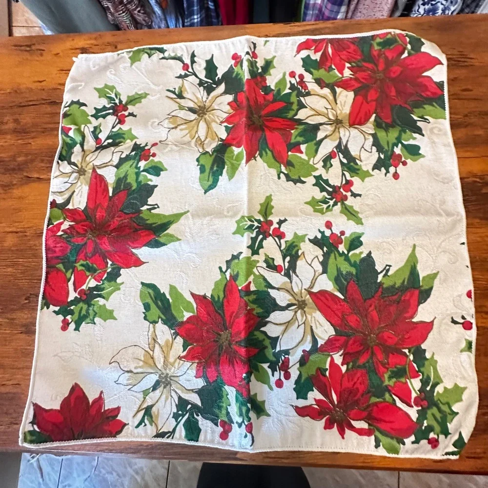 Christmas Poinsettia Cloth Napkins Set of 5 Red White Floral 17x17 aprox Square‎